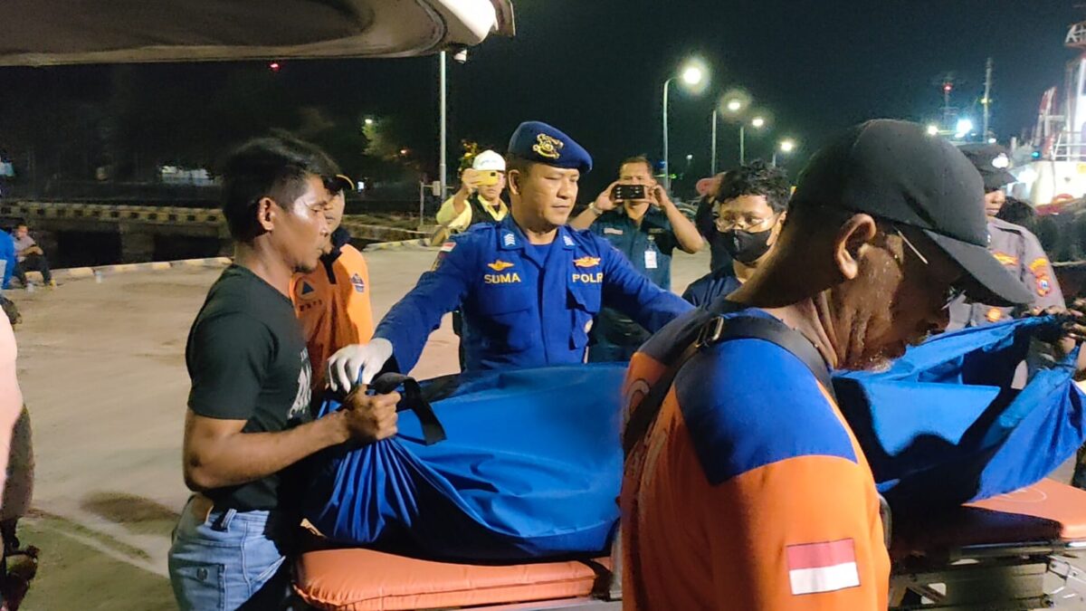 Satpolairud Polresta Banyuwangi Bersama Unsur Gabungan Evakuasi Dua Jenazah ABK yang Meninggal Dunia Diatas Kapal