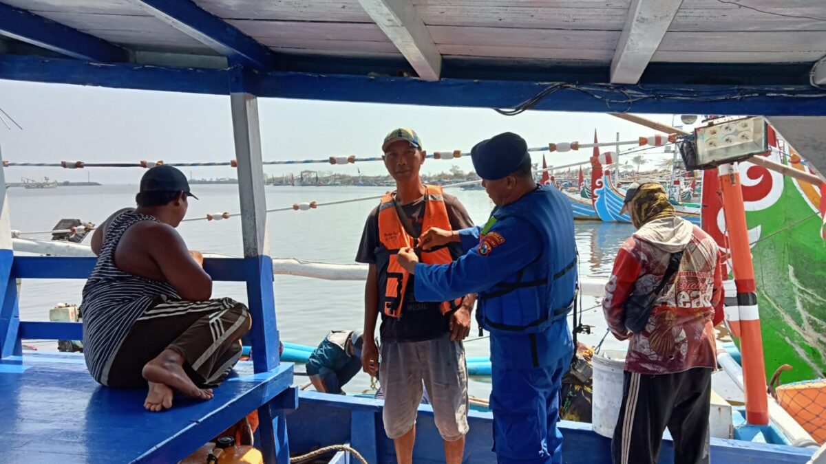 Lakukan Binmas Bripka Wayan Berikan Pelatihan Penggunaan Life Jacket