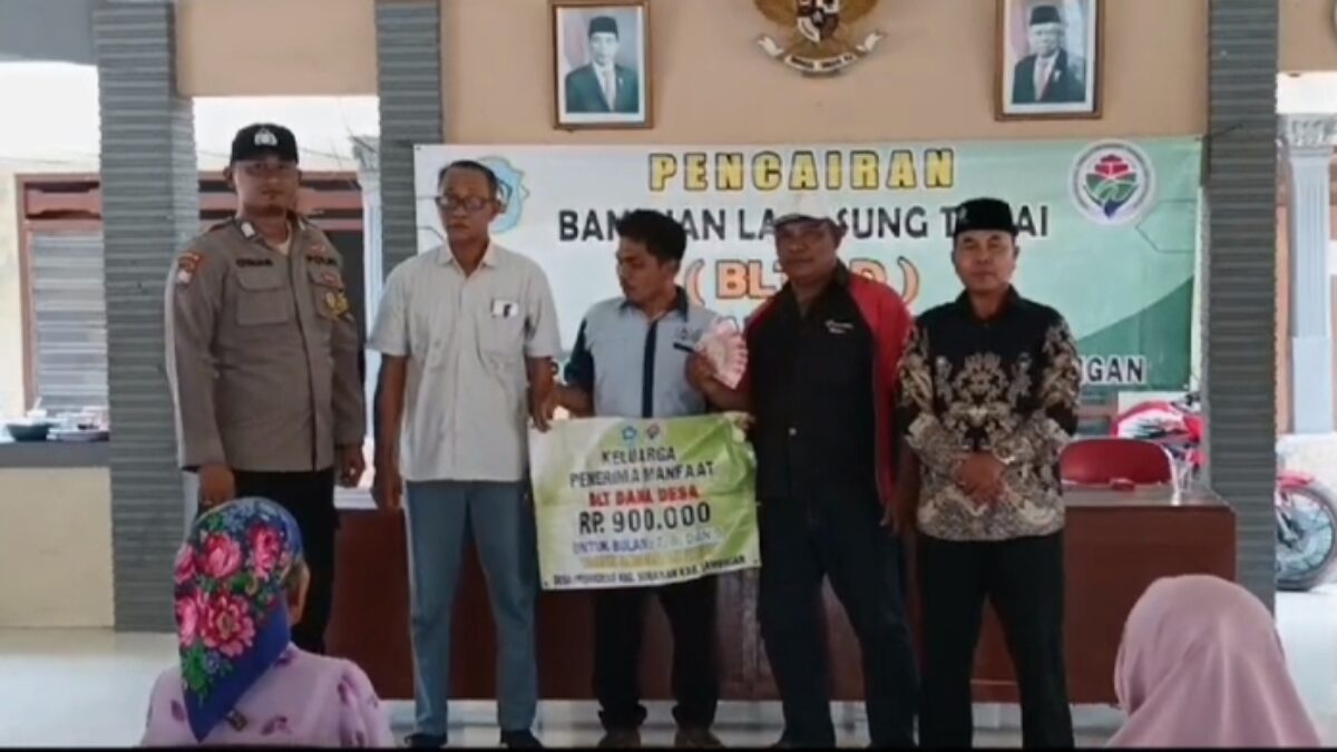 Bhabinkamtibmas Desa Porodeso Bripka Dimas Dwi Kuncoro Sambang Desa Serta Lakukan Binluh Terhadap Warga