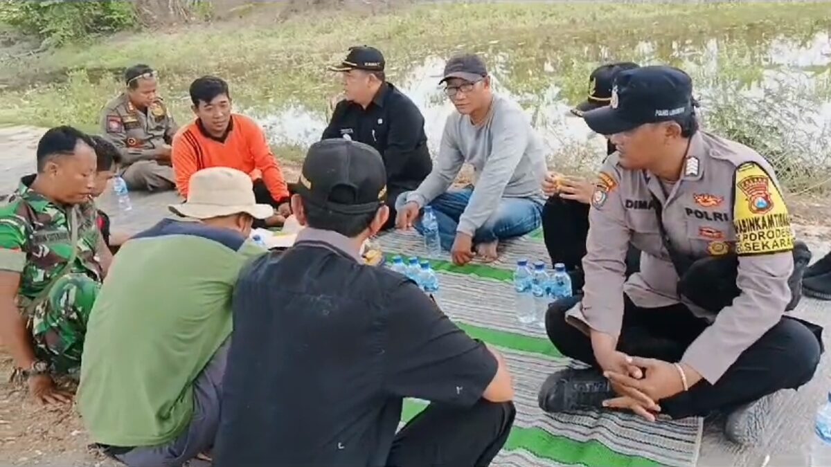 Bhabinkamtibmas Desa Porodeso Bripka Dimas Dwi Kuncoro Lakukan Pendampingan Normalisasi Waduk
