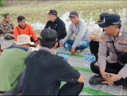 Bhabinkamtibmas Desa Porodeso Bripka Dimas Dwi Kuncoro Lakukan Pendampingan Normalisasi Waduk