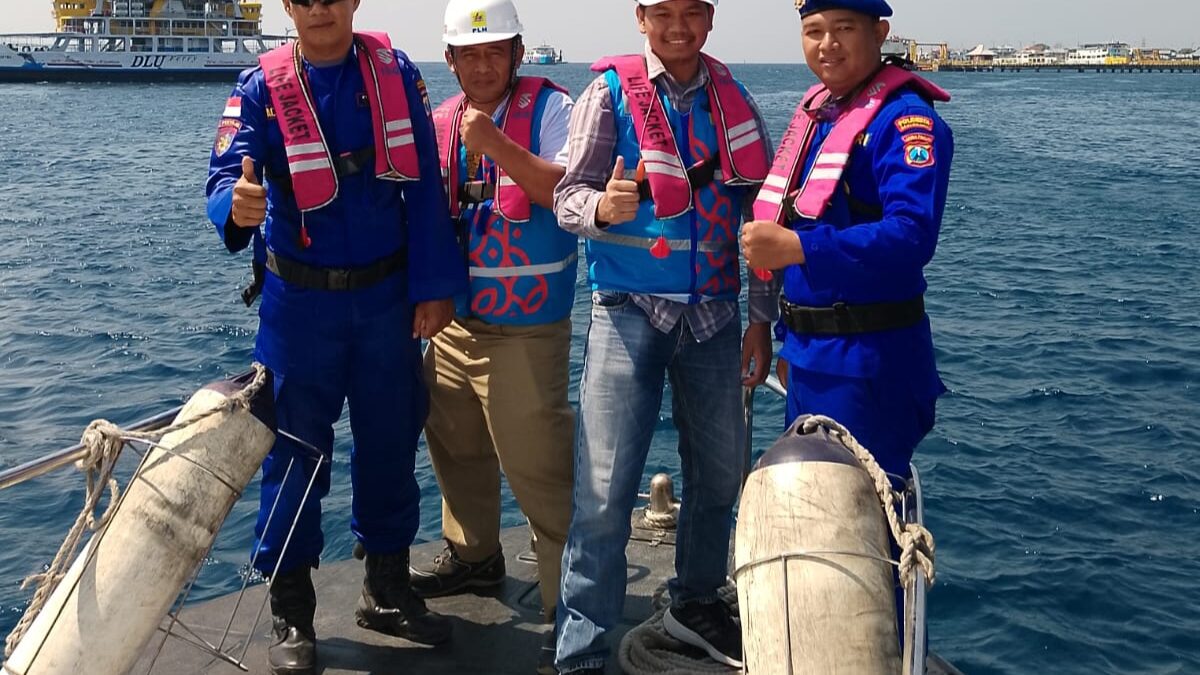 Satpolairud Bersama Pegawai PLN Laksanakan Pemantauan Area Kabel Listrik Bawah Laut