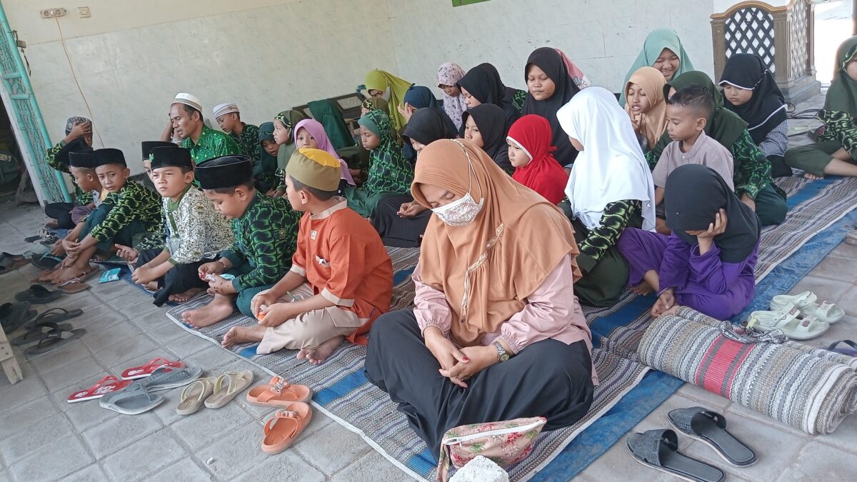 Santri TPQ Baitur Rahman Dusun Bulu Desa Bulutengger Tahlil Bersama Dihadapan Makam