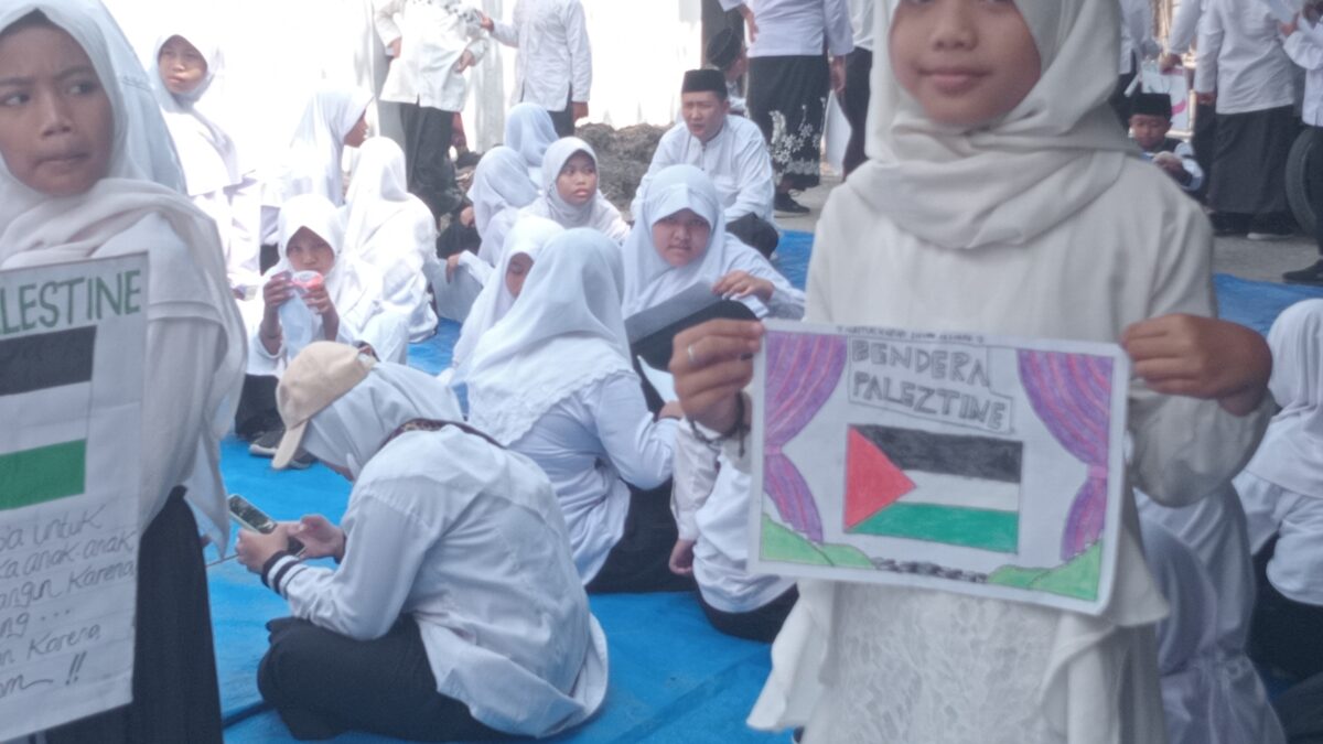 Memperingati Hari Santri Nasional Murid SDN Bulutengger Kecamatan Sekaran Gelar Tahlil di Halaman Makam Dusun Bulu
