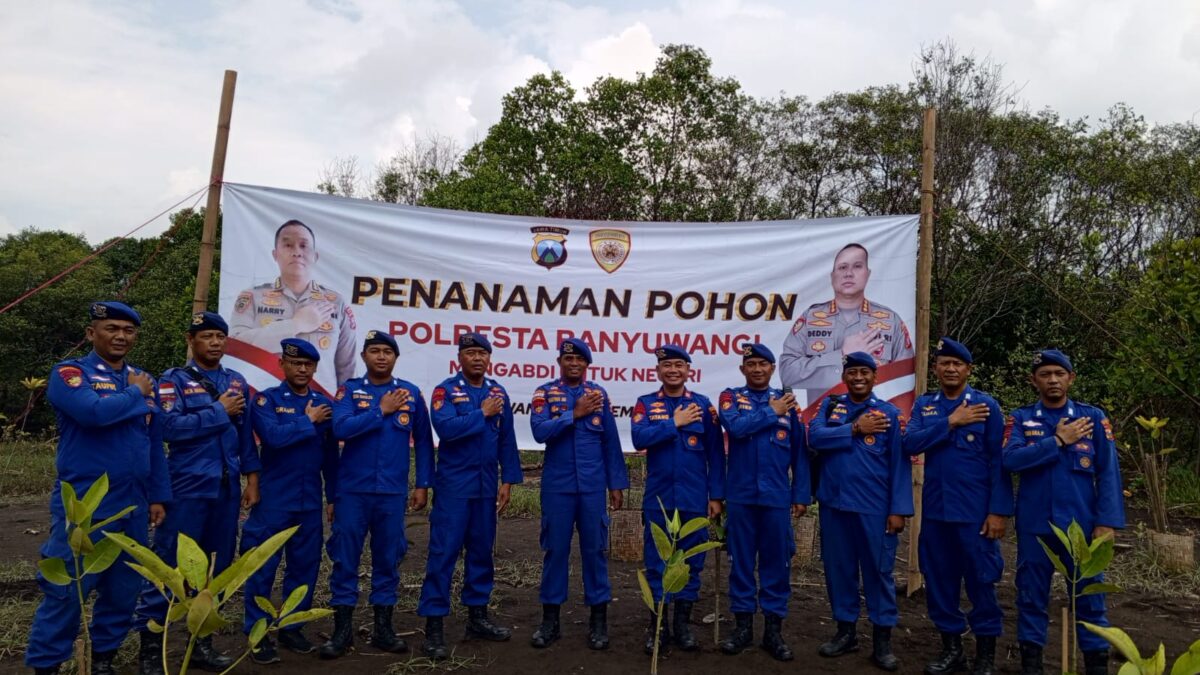 Ciptakan Lingkungan Bersih Polresta Banyuwangi Bersama Satpolairud Lakukan Penanaman Mangrove Bersama