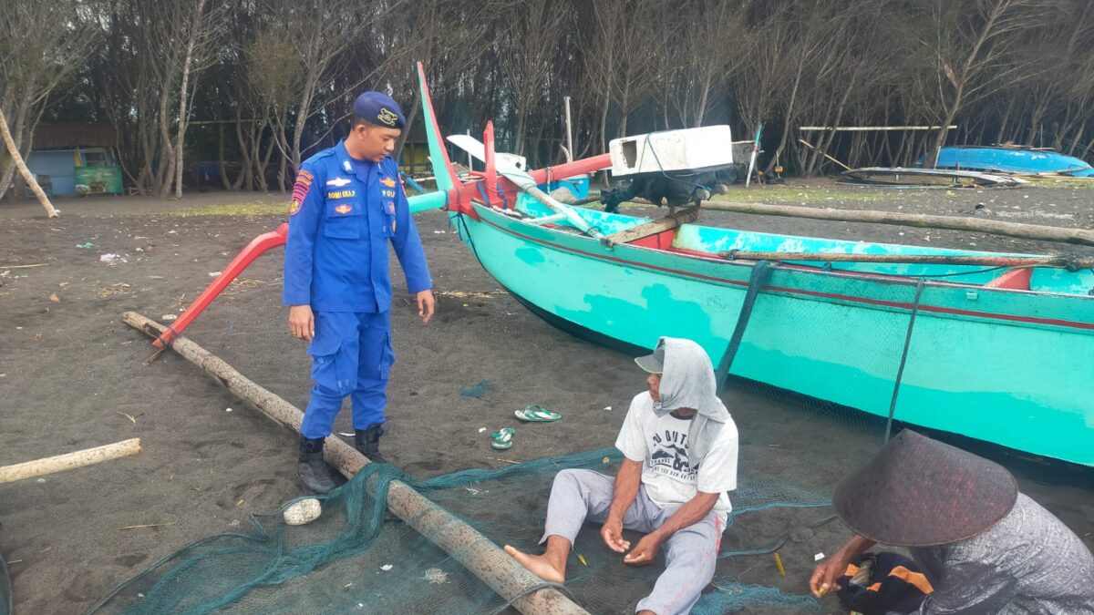 Berikan Sosialisasi Cuaca Extrem Ini Pesan Bripka Romi Terhadap Nelayan Jaring