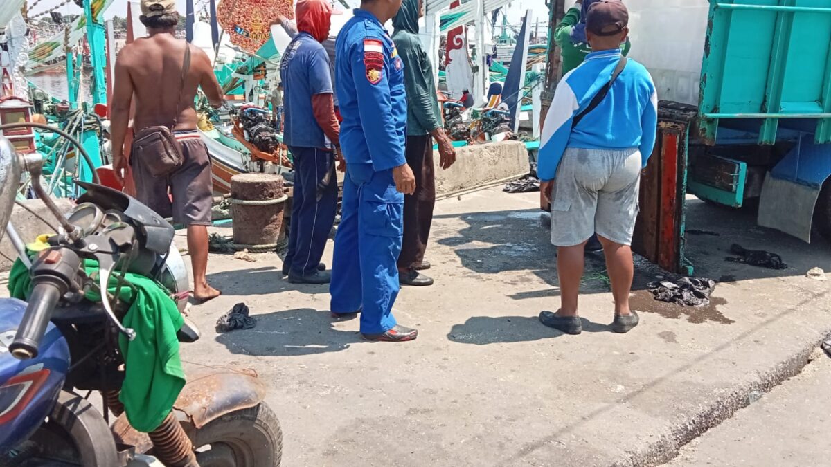 Antisipasi Penimbunan BBM Bripka Wayan Lakukan Pemeriksaan Diatas Kapal Slerek