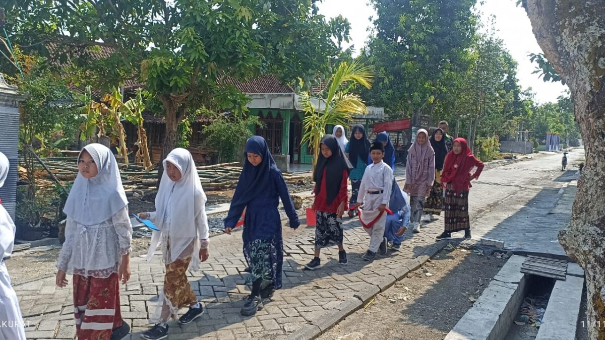 SDN Negri Keyongan Kecamatan Babat Peringati Hari Pahlawan Dengan Berjalan Kaki  Membawa Patung Pahlawan Keliling Desa