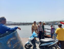 Lakukan Patroli Gabungan Bripka Wayan Berikan Ini Kepada Nelayan Kapal Ikan