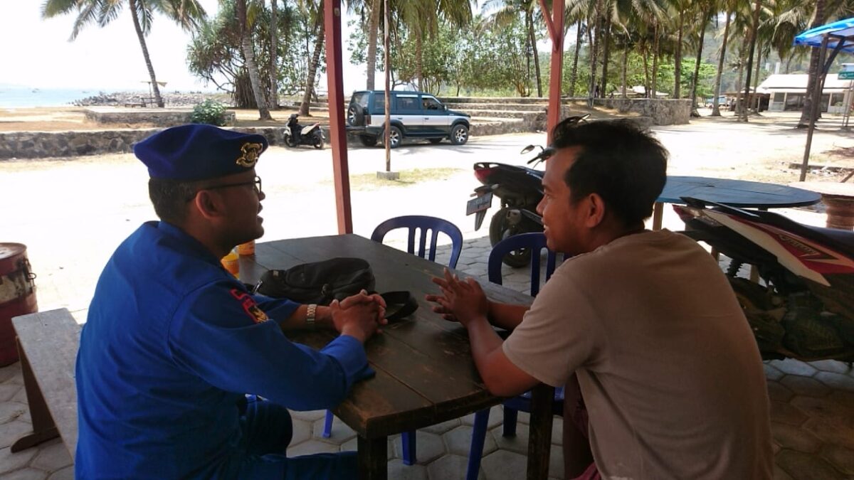 Personel Polresta Banyuwangi Himbau Kepada Nelayan Selalu Berhati Hati Di Saat Melaut
