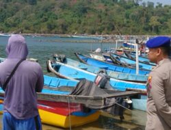 Personel Satpolairud Laksanakan Giat Patroli Serta Sambang Langsung Kepada Nelayan Pesisir Pancer