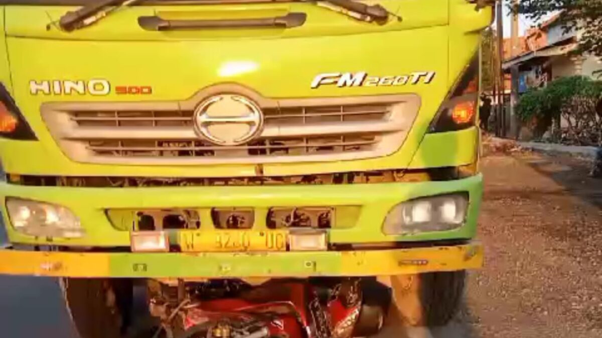 Gegara Truk Alami Pecah Ban Tabrak Pemotor Asal Tuban Di Jalan Poros Babat-Lamongan