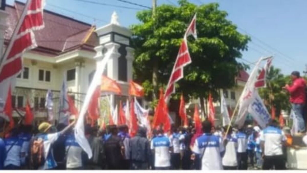 Tuntut UMK 2024 Naik 15% Buruh Geruduk Kantor Pemkab Tuban