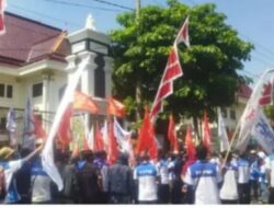 Tuntut UMK 2024 Naik 15% Buruh Geruduk Kantor Pemkab Tuban