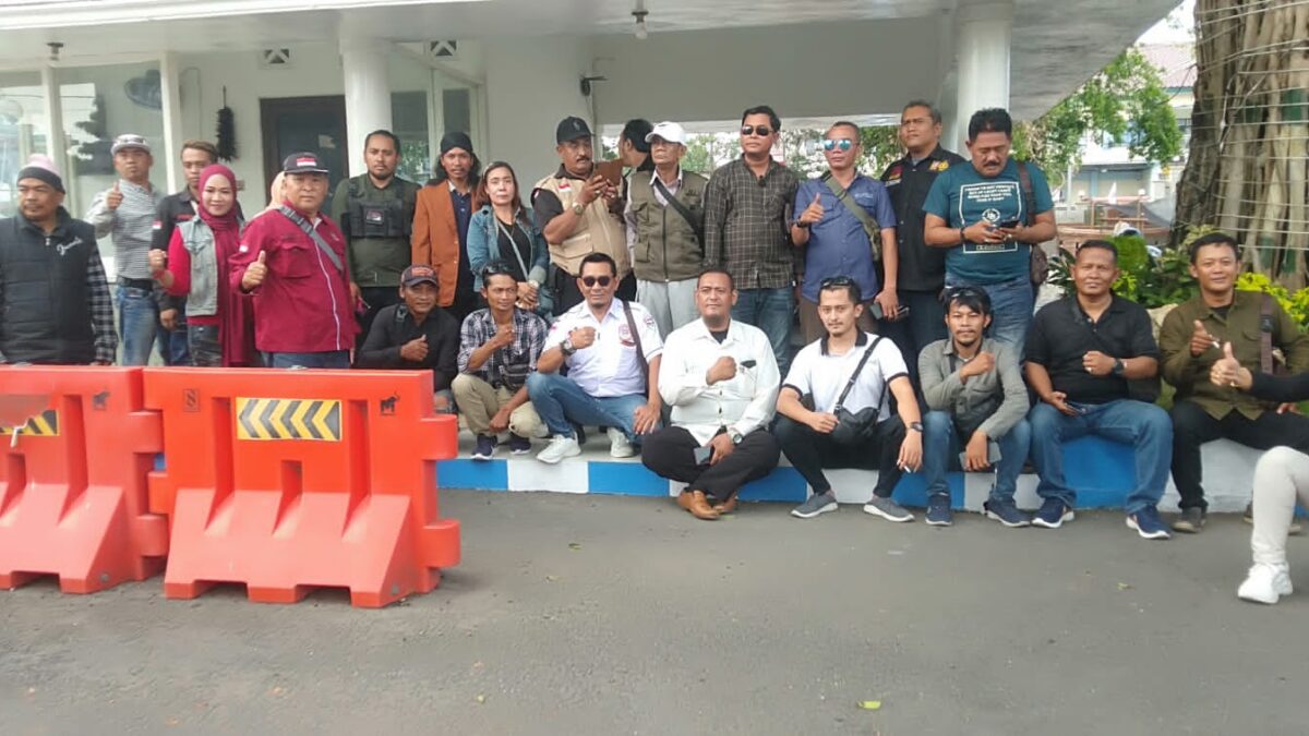 Ratusan Aliansi Jurnalis di Jombang Klarifikasi Kepala Desa Serta Sekdes Mejoyolosari Kecamatan Gudo Jombang Terkait OTT Wartawan Yang Terkesan Penuh Rekayasa