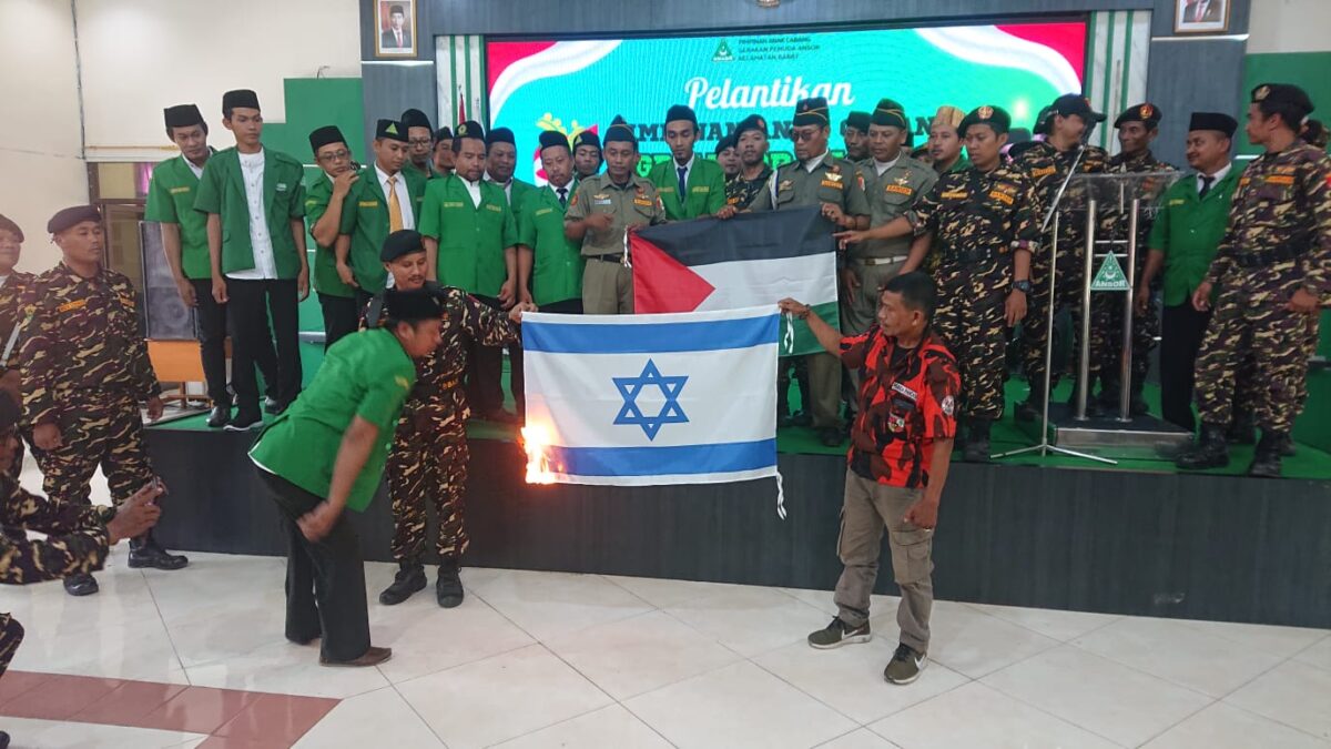 Bela Palestina PAC GP Ansor Babat Aksi Bakar Bendera Israel di Aula MTsN Babat Lamongan