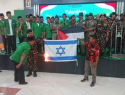 Bela Palestina PAC GP Ansor Babat Aksi Bakar Bendera Israel di Aula MTsN Babat Lamongan
