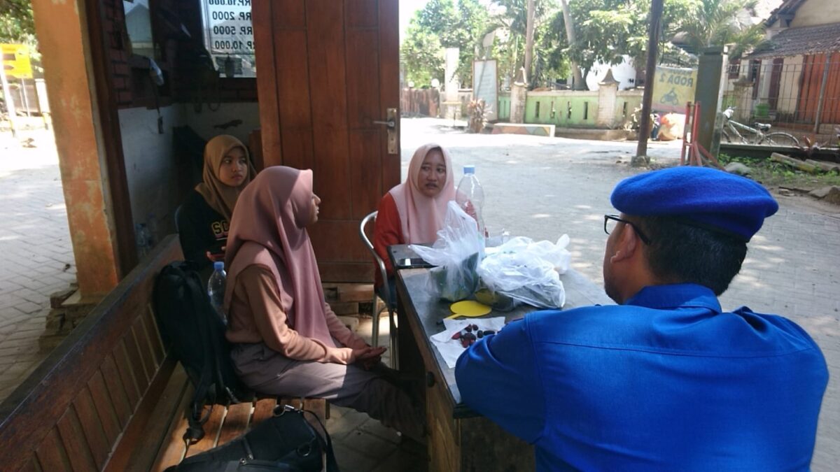 Berikan Binmasair Ini Yang Dilakukan Aipda Adi Kepada Pengelola Wisata Serta Pokdarwis Pantai Pulau Merah