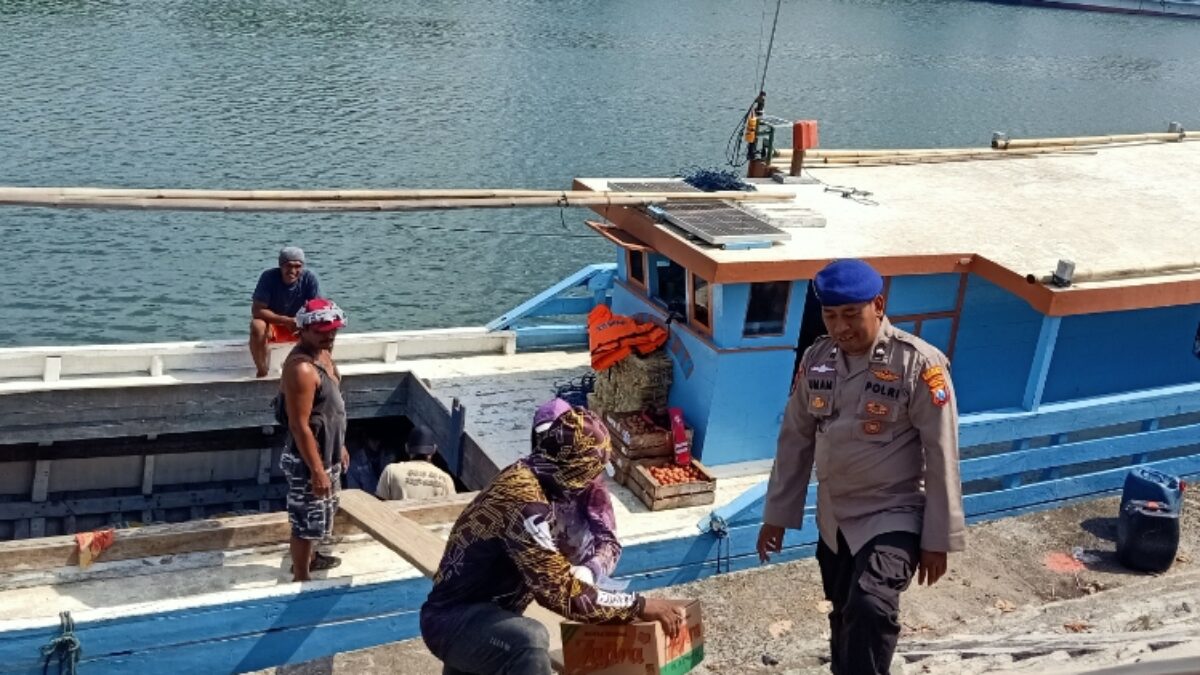 Aipda Haerul Umam Laksanakan Pemantauan Langsung Aktivitas Bongkar Muat Barang