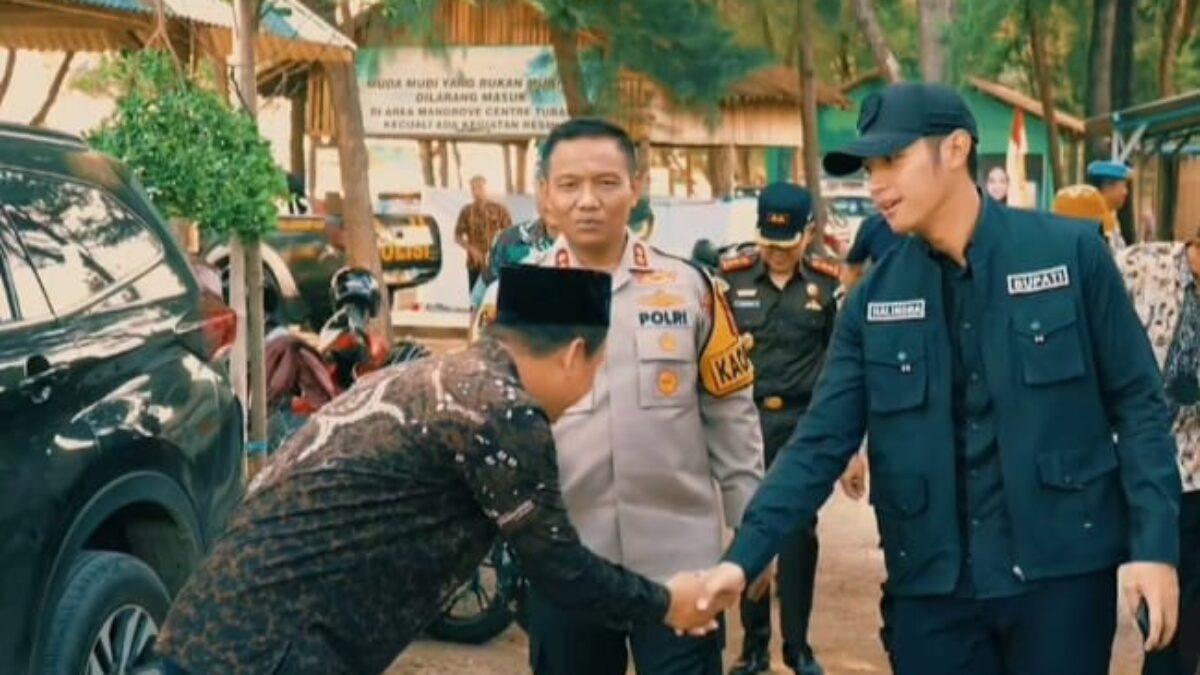 HUT ke-78 Korps Brimob dan HUT ke-73 Polairud Bupati Tuban Lakukan Tanam Cemara di Pantai Mangrove Center Jenu