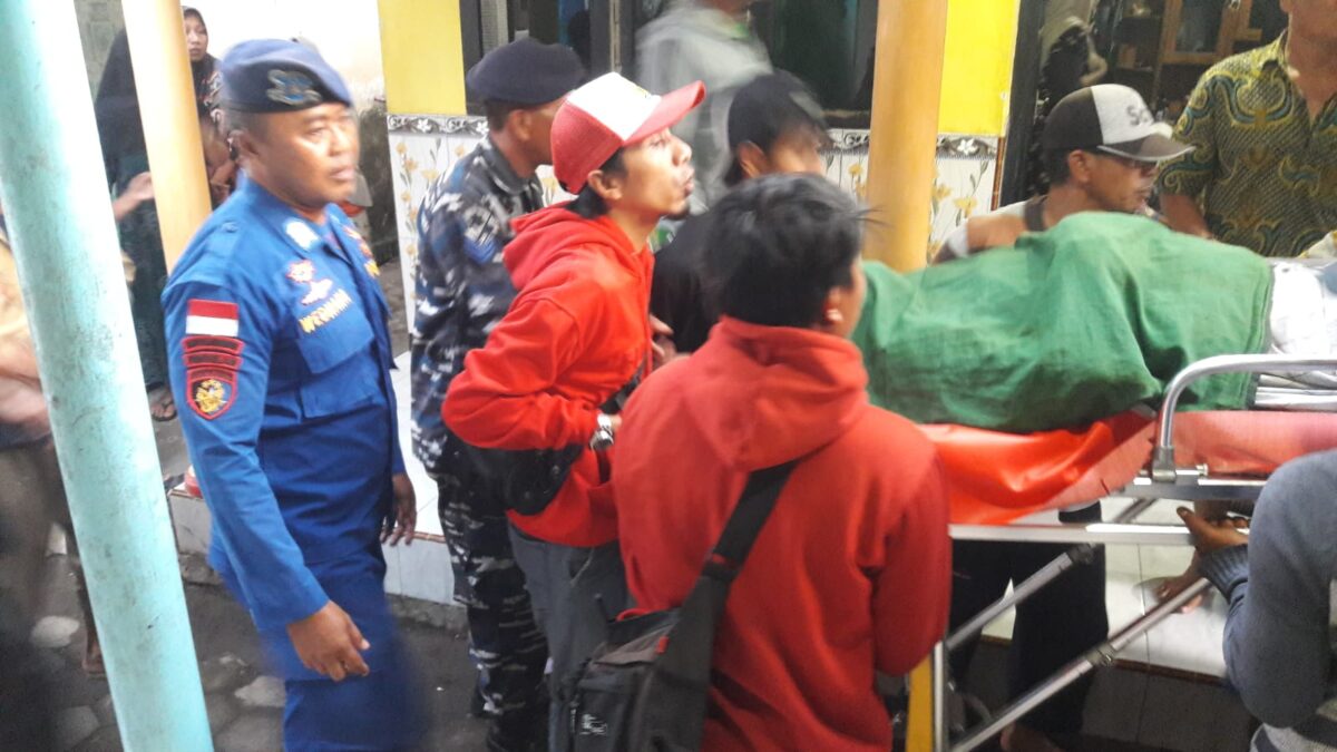 Satpolairurd Polresta Banyuwangi Mengevakuasi Jenazah ABK Kapal KM Harta Nikmat Diperairan Pengambengan Selat Bali