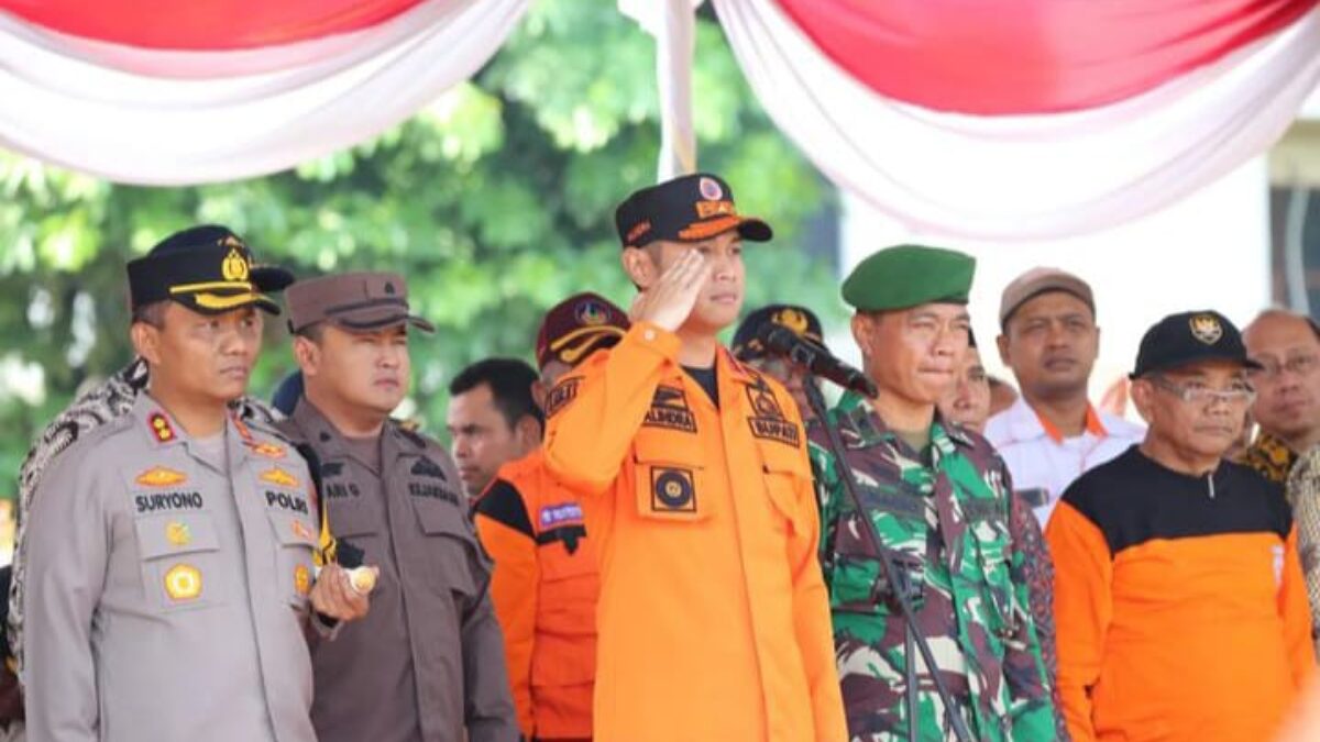Gelar Apel Pasukan Serta Peralatan Dalam Rangka Menghadapi Bencana Hidrometeorologi di Alun-Alun Tuban