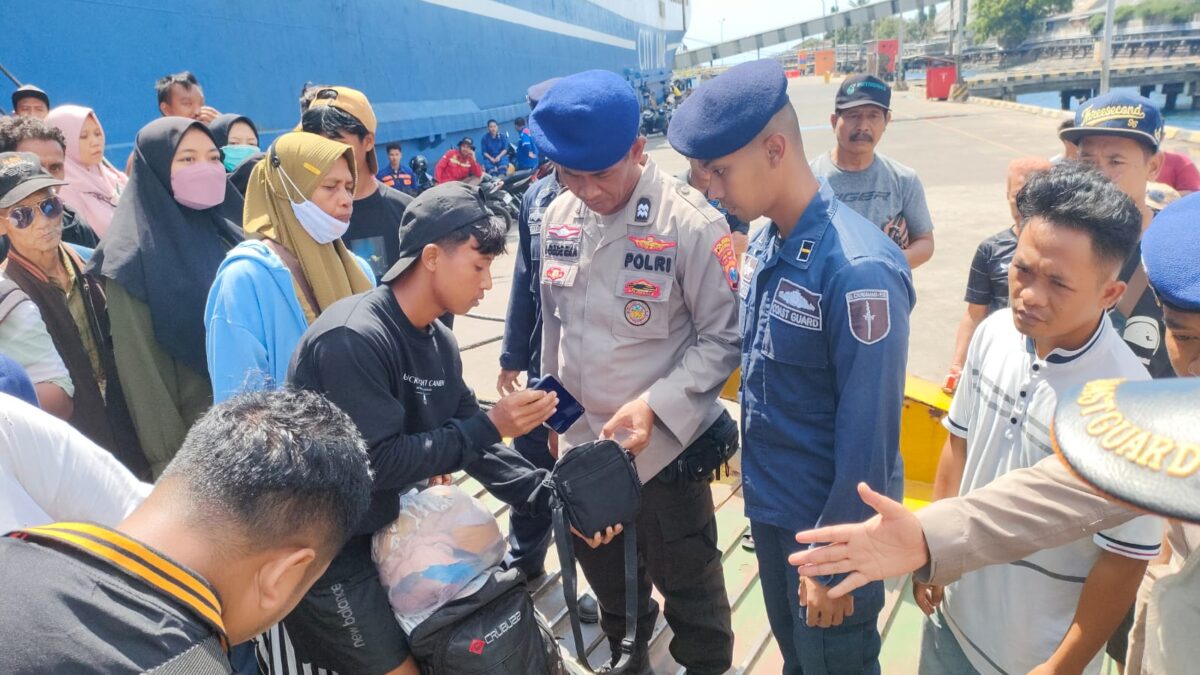 Petugas Gabungan Satpolairud Dan Unsur Maritim Lakukan Pemeriksaan Terhadap Penumpang KM Mutiara Timur