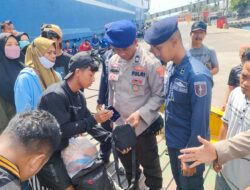 Petugas Gabungan Satpolairud Dan Unsur Maritim Lakukan Pemeriksaan Terhadap Penumpang KM Mutiara Timur