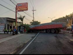 Truck Trailer Terguling di Depan Alfamart Desa Tritunggal Membuat Arus Lalu Lintas Macet