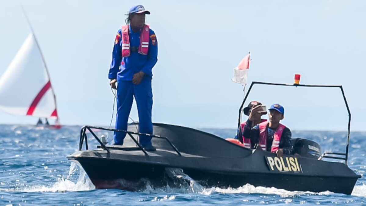 Satpolairurd Polresta Banyuwangi Lakukan Pengamanan Lomba Perahu Layar Dalam Rangka HUT Armada TNI AL 2023
