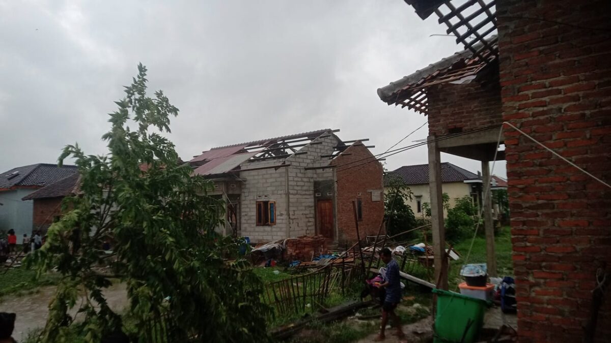 Angin Puting Beliung Merusak Puluhan Rumah Warga di Desa Juntinyuat Blok Karang Pandan Kecamatan Juntinyuat  Indramayu