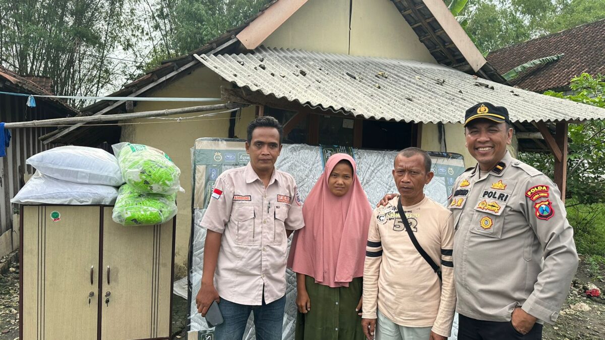 Polisi Belajar Baik IPDA Purnomo Bersama Yayasan Berkas Bersinar Abadi Berikan Bantuan Kasur Salah Satu Warga di Desa Keyongan