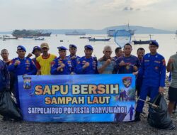 Satpolairud Polresta Banyuwangi Bersama Kelompok Nelayan Mentari Timur Laksanakan Kegiatan Sapu Bersih Sampah Laut