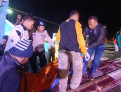 Personel Satpolairud Polresta Banyuwangi Bersama Unsur Maritim Mengevakuasi Jenazah ABK KMN FR 82