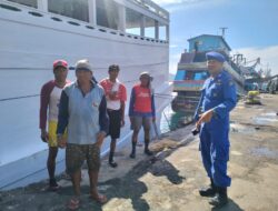 Berikan Himbauan Kamtibmas Dan Cuaca Extrem Ini Yang Disampaikan Bripka Nyoman Kepada Buruh Angkut Pelabuhan
