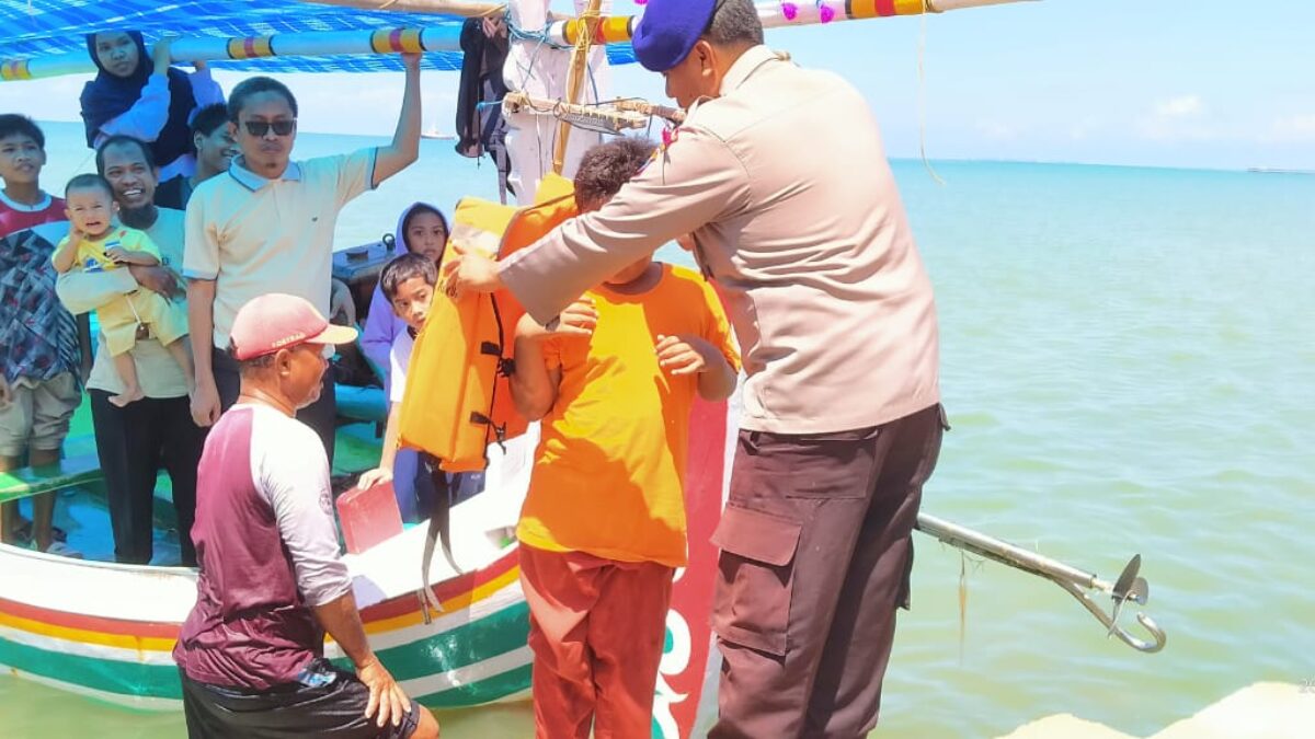 Libur Tahun Baru, Polres Sampang Siagakan Kapal polisi Di Tempat wisata Pantai Dan Perairan Sampang