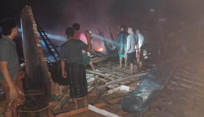 Personil Polres Sampang Datangi Kebakaran Rumah Di Kecamatan Robatal