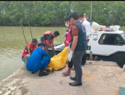 Team SAR Satpolairud Polres Sampang Evakuasi Mayat Tampa Identitas Di Perairan Camplong Sampang*