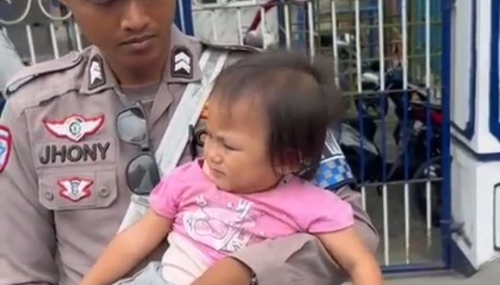Polisi Lalu Lintas Sampang Temukan Balita Tersesat di Jalan Trunojoyo Sampang