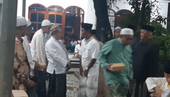 Di Balik Kesibukan, Kapolres Sampang AKBP Hartono Hadiri Tahlil Hari Ketiga Nyai Hj. Siti Ghoutsiyah Ponpes Assirojiyyah