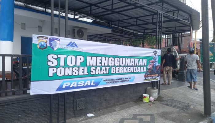 Dukung Operasi Keselamatan Semeru 2025, Satlantas Polres Sampang Gelar Pemasangan Banner Himbauan Tertib Berlalu lintas