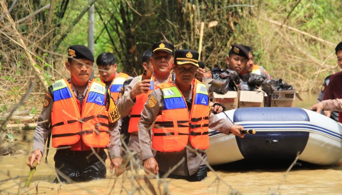 Kapolres Sampang Terjang Banjir Untuk Berikan Bantuan Kepada Korban Terdampak Banjir Luapan Sungai Kemuning