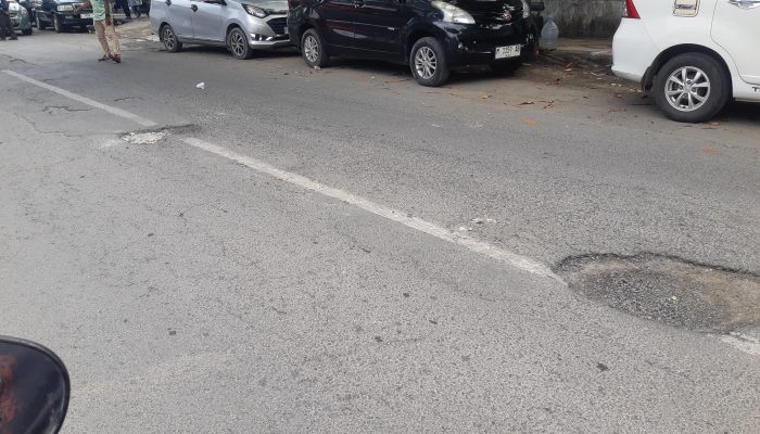 Lubang Menganga di Depan RSUD dr. Mohammad Zyn Sampang, Warga Geram: “Apa Harus Tunggu Ada Korban Dulu?”