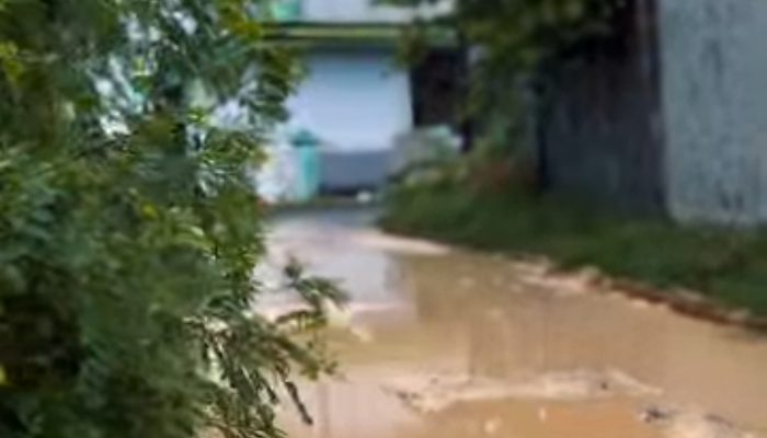 Warga Sindir Pedas Kepala Desa Soal Jalan Rusak di Jl. Taman Ragung, Sampang: “Yang Diperbagus Mobilnya, Bukan Jalannya”