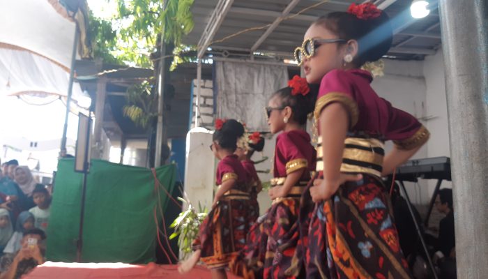 Pentingnya Penanaman Kesenian Sejak Dini, Tari Anggong Anggong RA Sabilillah Sampang Meriahkan Resepsi Pernikahan