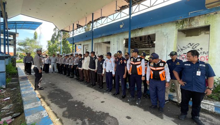 Satlantas Polres Sampang Gencar Tertibkan Kendaraan Over Dimensi dan Over Loading di Jalan Raya Jrengik