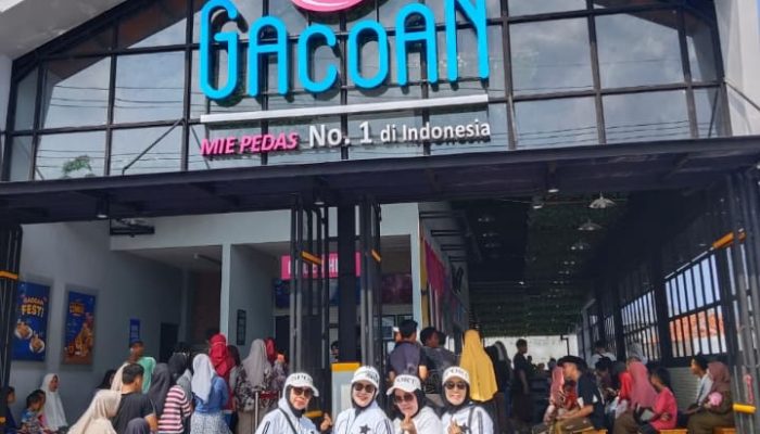 Alumni Smansa Kunjungi Mie Gacoan Sampang, Rasakan Sensasi Mie Pedas yang Mantul
