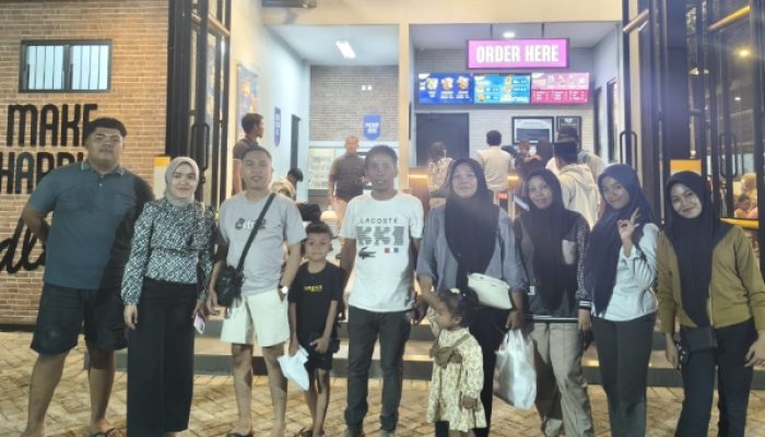Keluarga Besar Bin Mohamad Moedhar Rasakan Sensasi Mi Gacoan Pedas yang Mantul