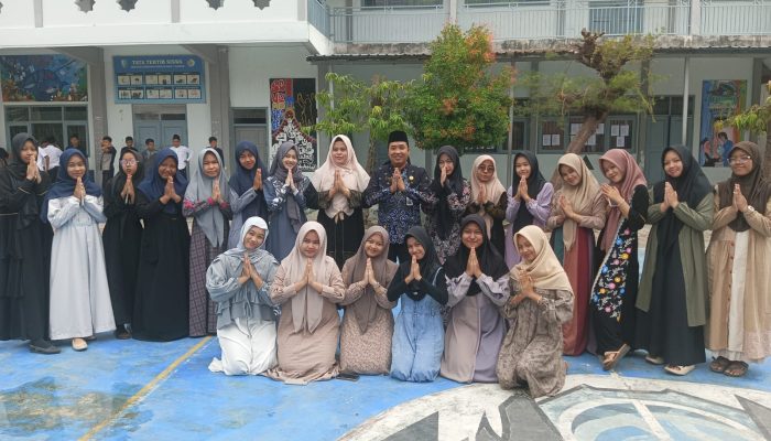 PLT Kepala Sekolah SMA Negeri 1 Sampang Ucapkan Selamat Hari Santri Nasional 2025