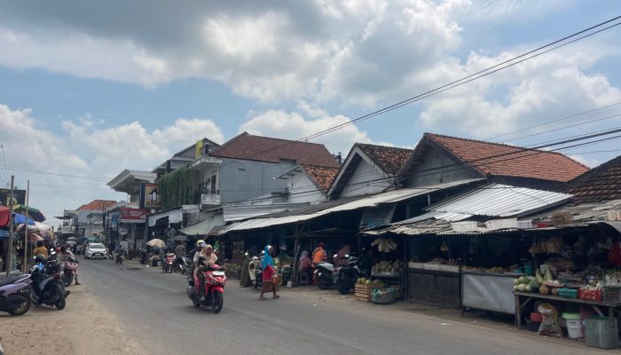 Tanggung Jawab Dipertanyakan, Retribusi Ditarik, Pedagang Pasar Tamberu Kecamatan Sokobanah Keluhkan Keamanan